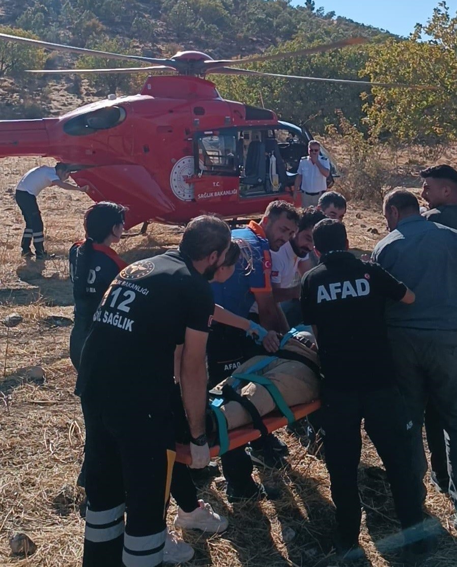 Meyve toplarken ağaçtan düştü, ambulans helikopterle hastaneye sevk edildi
