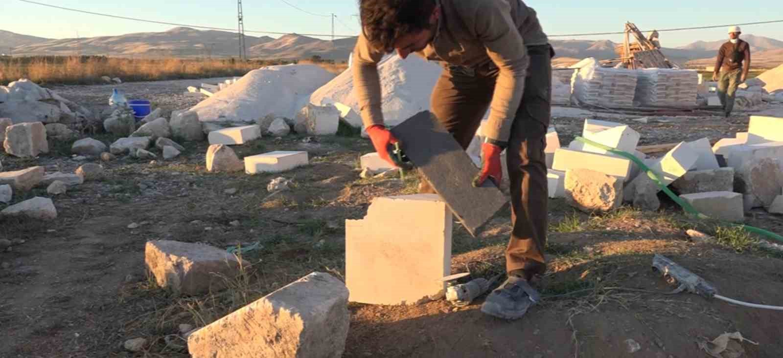 Mardinli taş ustası tarihi eserleri aslına uygun şekilde onarıyor
