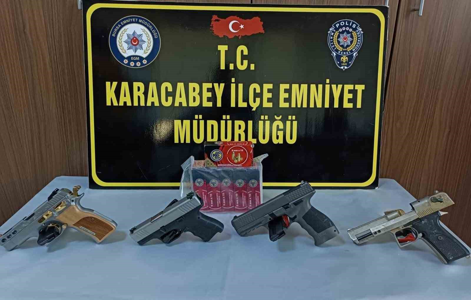 Karacabey’de bir evde 4 adet tabanca ele geçirildi
