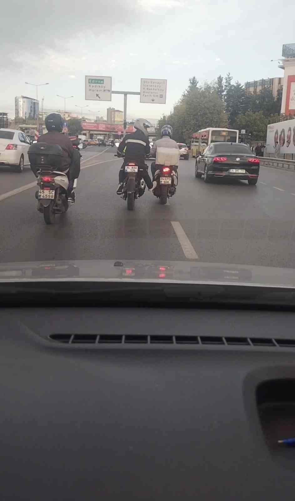 Benzini biten motosikletlinin yardımına başka bir motosiklet sürücüsü koştu
