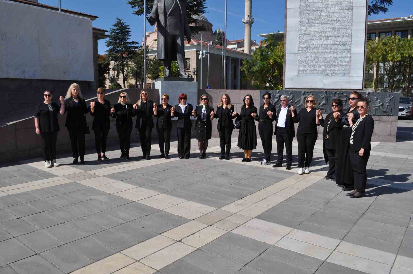 Eskişehirli kadın muhtarlar bir araya gelerek  Kadına ve çocuğa şiddete hayır  dedi
