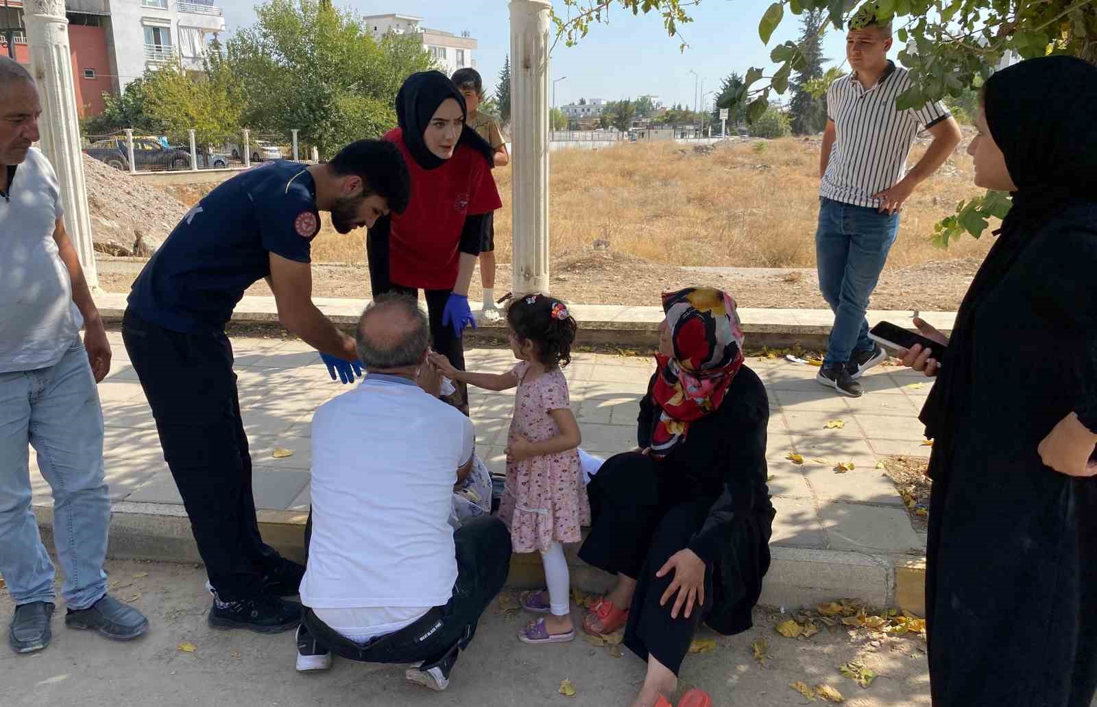 Motosiklet park halindeki motora çarptı: 3 yaralı
