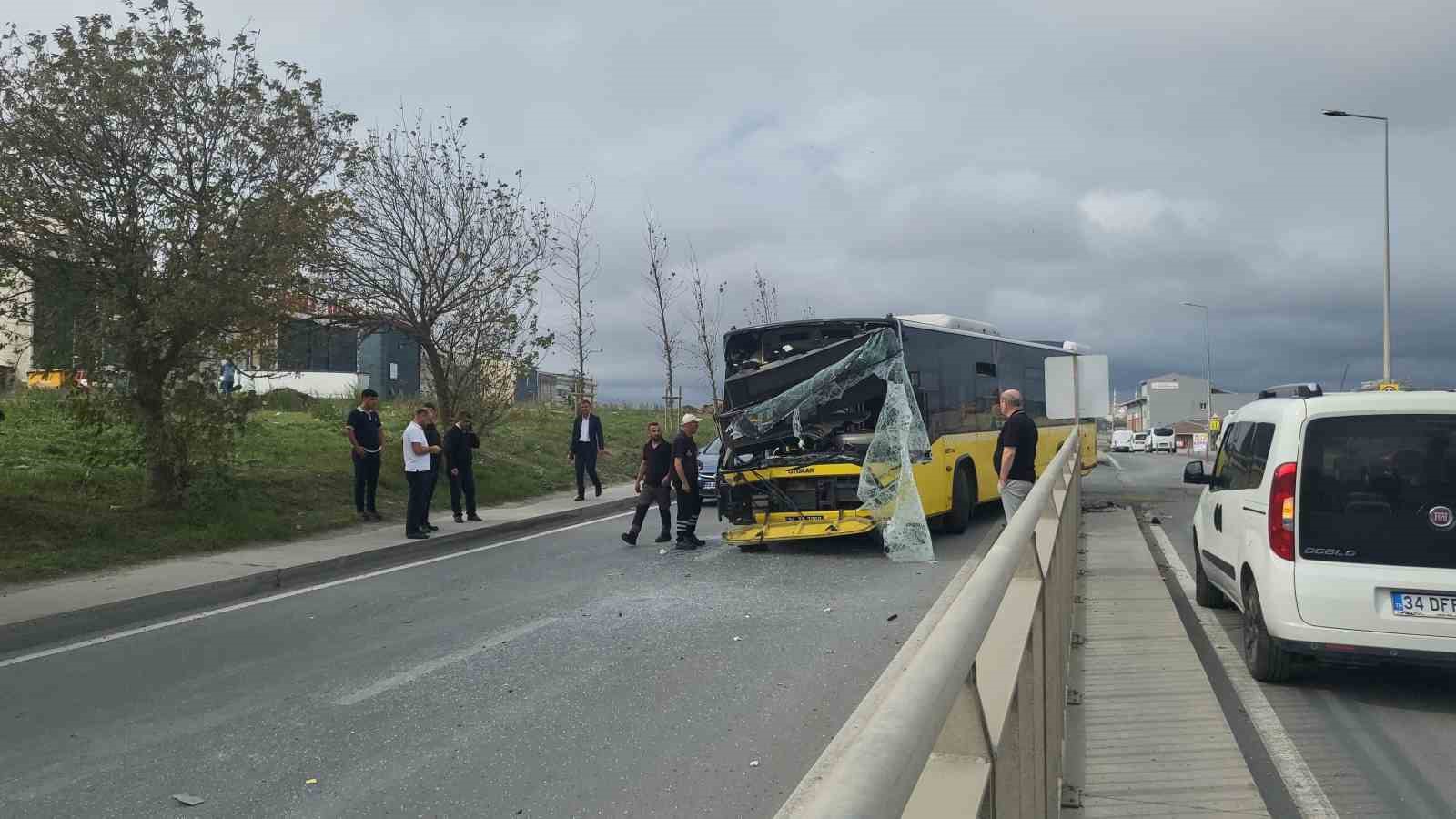 Sultangazi’de 2 İETT otobüsü çarpıştı: 1 çocuk ile 1 kadın yaralandı
