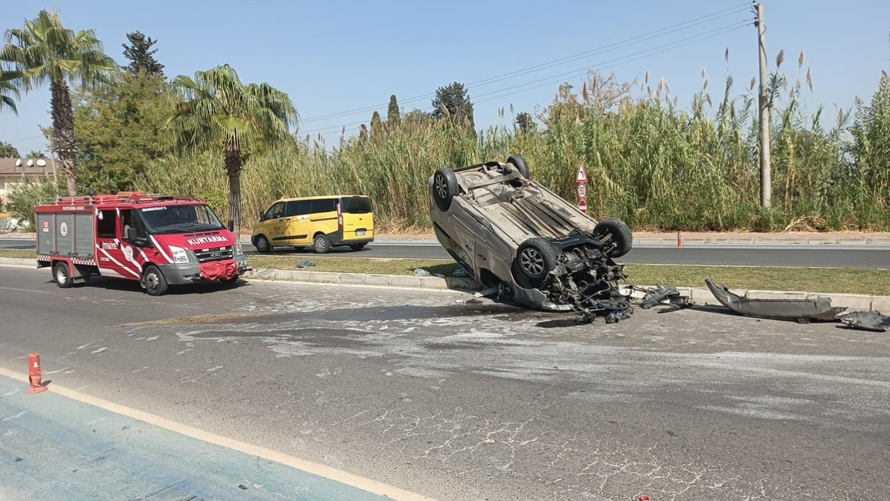 Virajı alamayan hafif ticari araç palmiyeye çarpıp takla attı: 3 yaralı
