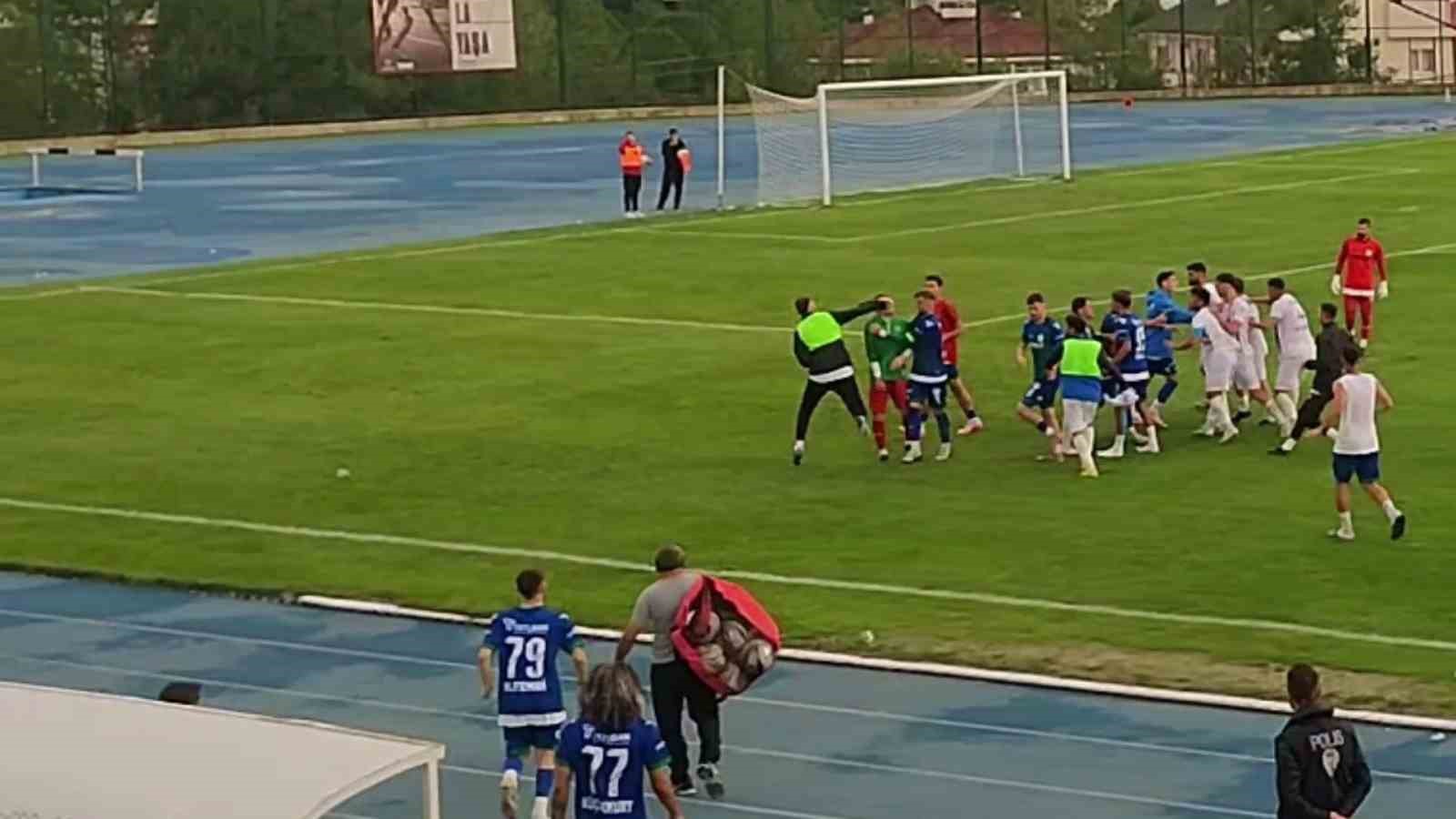 Karabük’te amatör lig maçında bitiş düdüğüyle saha karıştı
