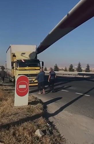 Ankara’da tır üzerinde taşınan rüzgar türbini kamyona çarptı
