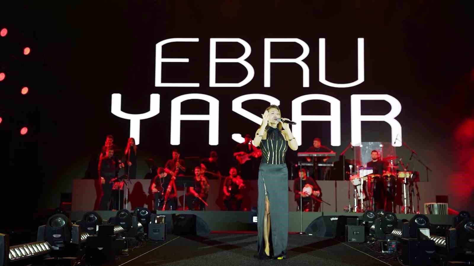 Ebru Yaşar Diyarbakır’ı salladı
