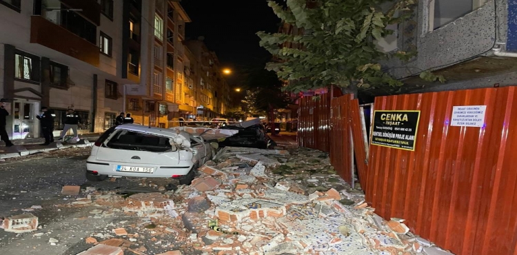 Esenler’de metruk binanın çatısı araçların üzerine çöktü