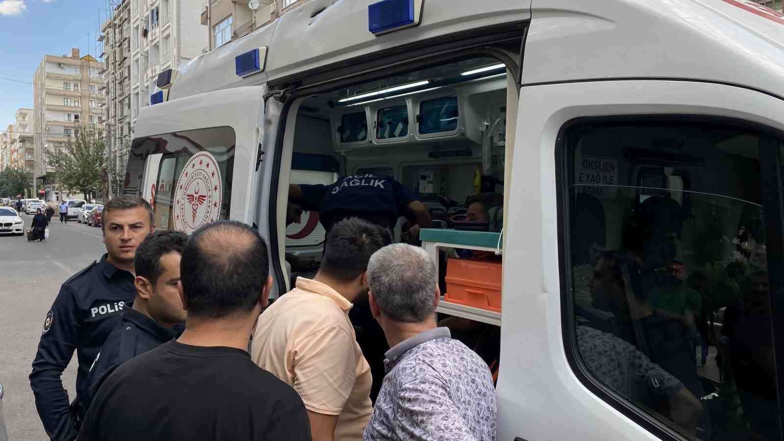 Diyarbakır’da yemekten zehirlenen 5 kişi hastaneye kaldırıldı
