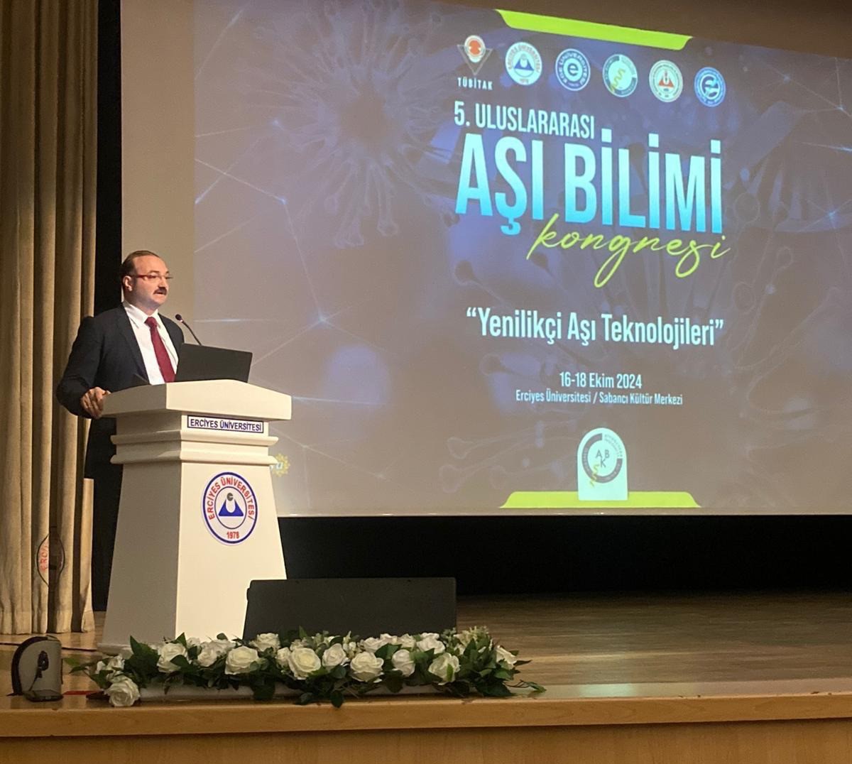 Rektör Hacımüftüoğlu, uluslararası aşı bilimi kongresine katıldı
