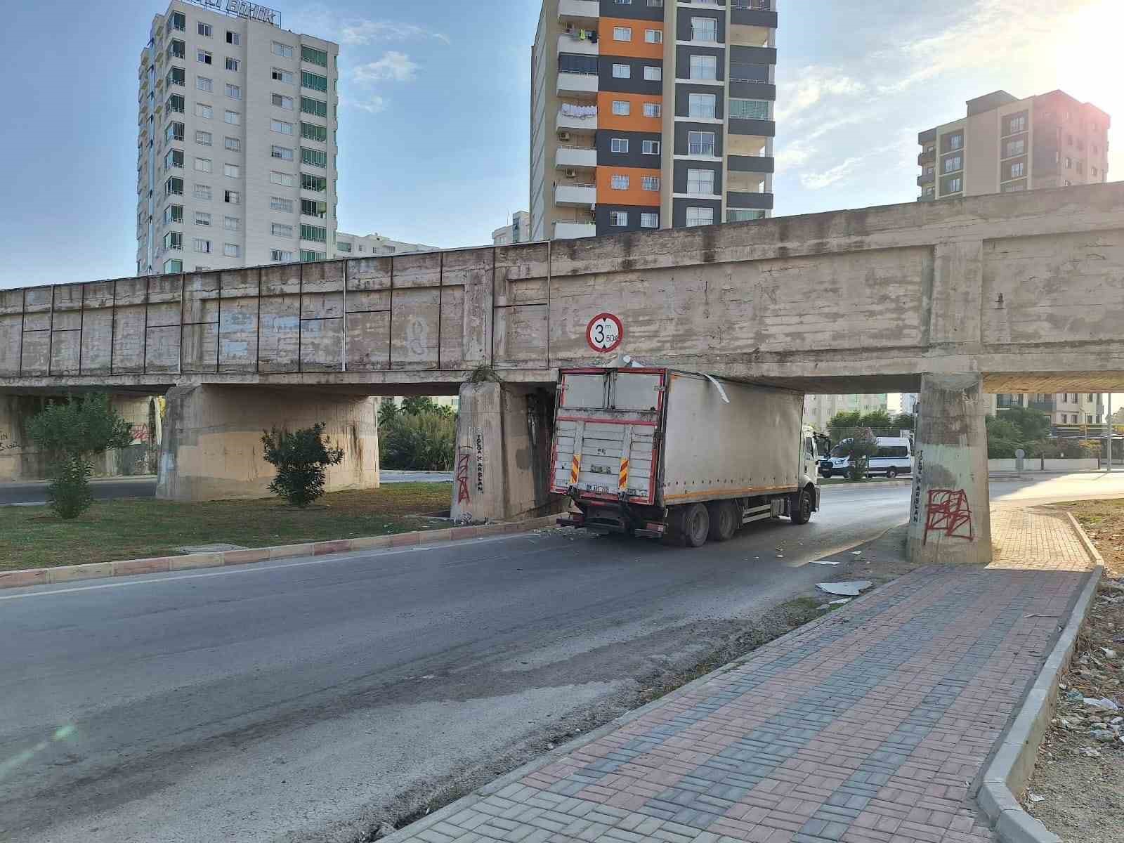 Kamyon köprü altında sıkıştı
