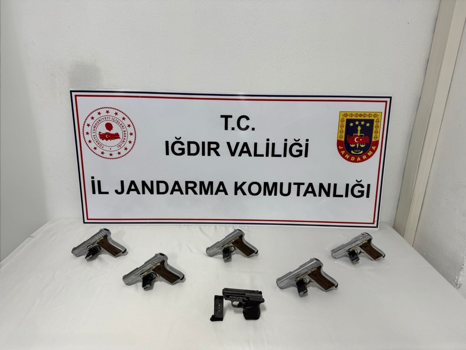 Iğdır’daki kaçakçılık operasyonunda 6 tabanca ele geçirildi
