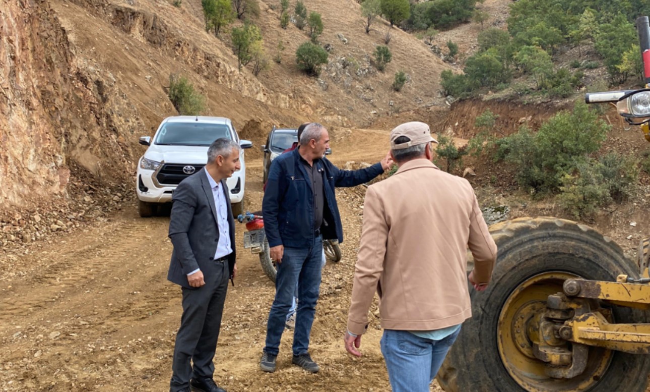 Muhtar Çiftçi:  Vatandaşlarımızın daha rahat seyahat edebilmeleri için yolları onarıyoruz 
