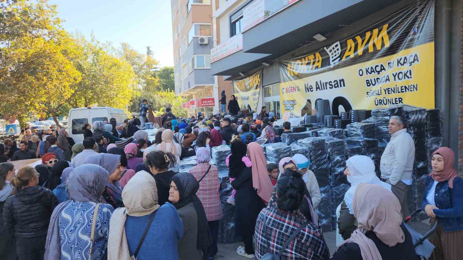 Bir züccaciye mağazasının  ne alırsan 100 lira  kampanyası uzun kuyruklara neden oldu
