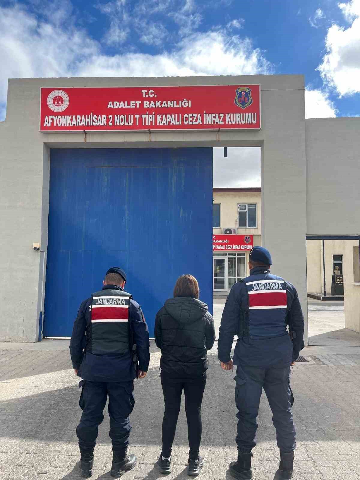 Çeşitli suçlardan 5 yıl hapisle aranan şahıs yol kontrolünde yakalandı
