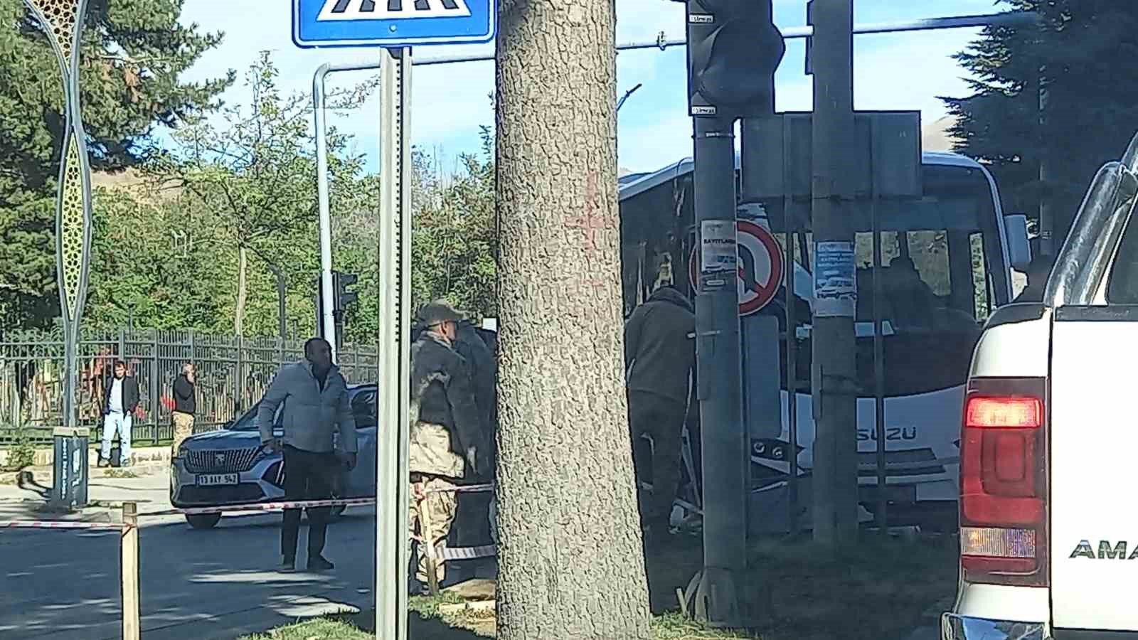 Güvenlik korucularını taşıyan otobüs refüje çarptı
