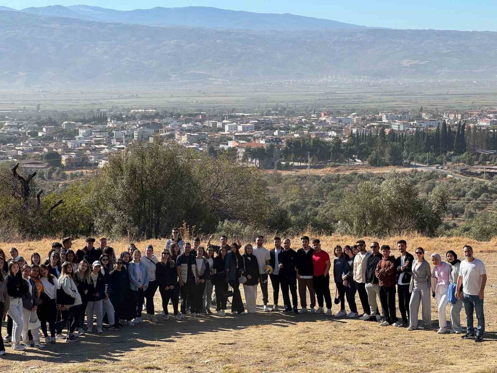 Atça’da öğrencilerden doğa yürüyüşü
