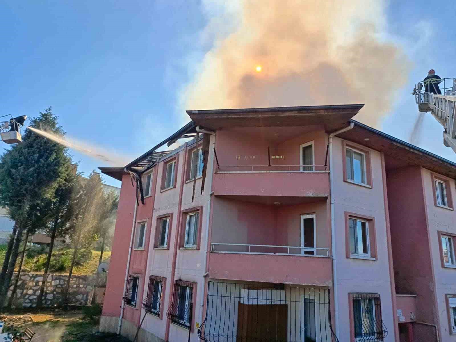 Yalova’da korkutan çatı yangını
