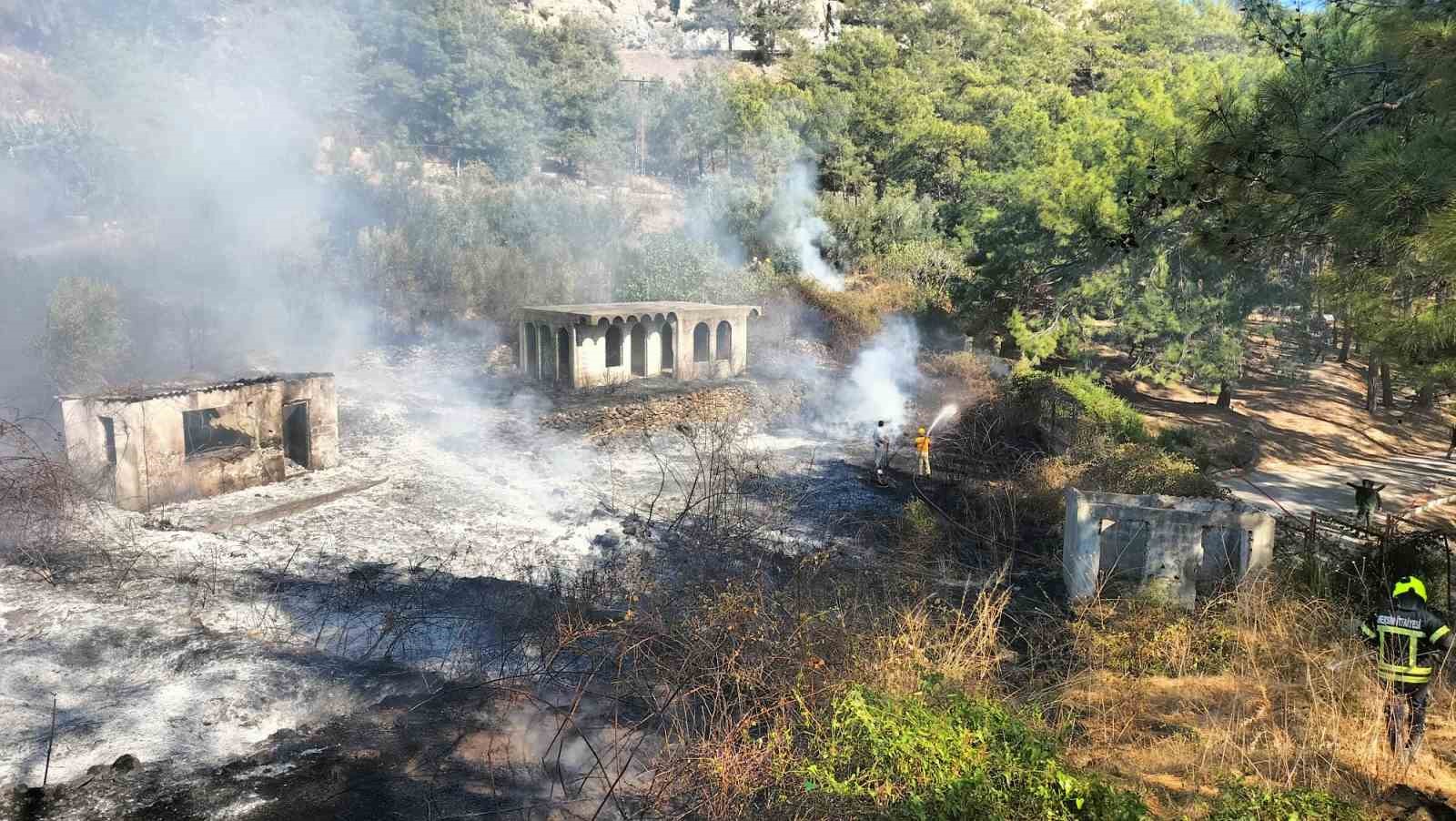 Mersin’in Anamur ilçesinde çıkan yangın kontrol altına alındı
