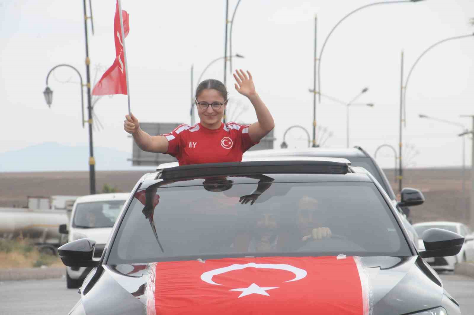 Avrupa şampiyonu sporcuya memleketi Cizre’de görkemli karşılama
