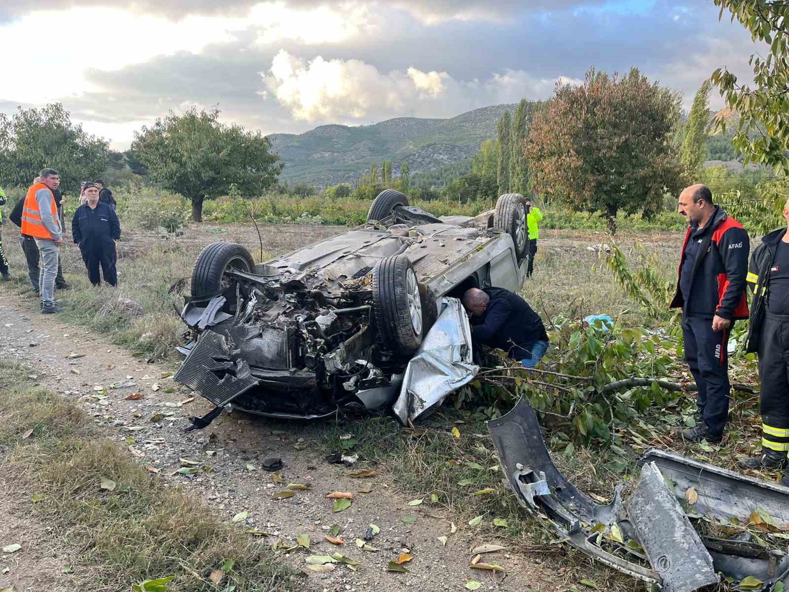 Şarampole uçan otomobildeki anne hayatını kaybetti, eşi ve bebeği yaralandı
