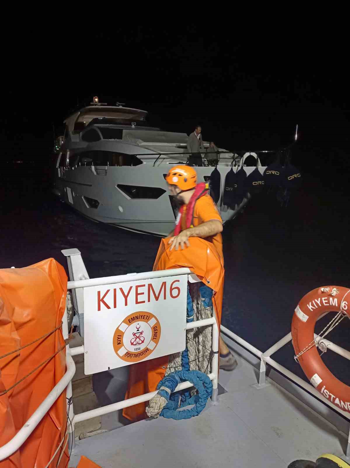 Makine arızası yapan lüks tekneyi KIYEM ekipleri kurtardı
