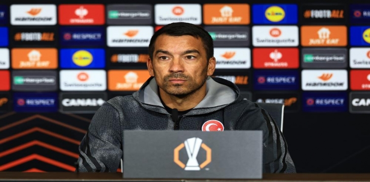 Bronckhorst:  İyi bir takıma karşı oynayacağız 