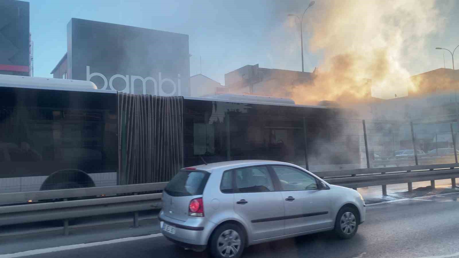 Avcılar’da metrobüste yangın paniği
