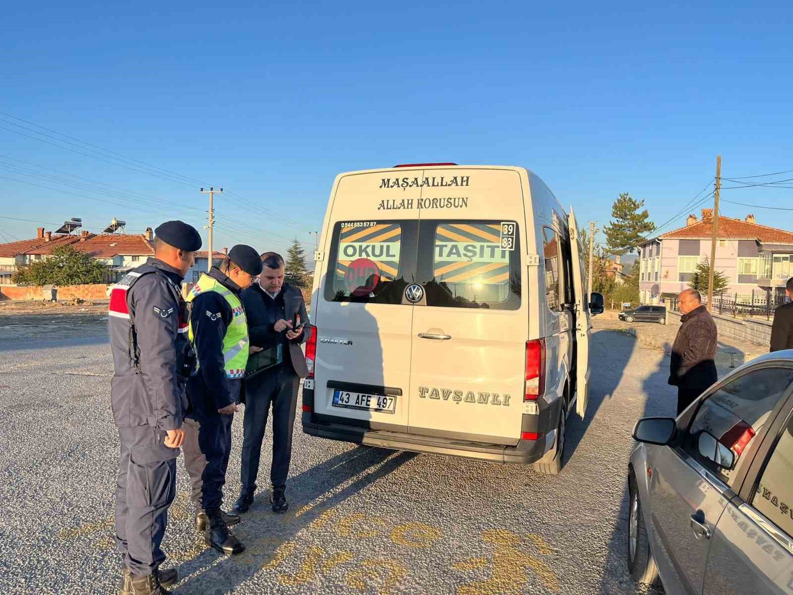 Kütahya Jandarma Trafik Timleri, okul servis araçlarını denetledi
