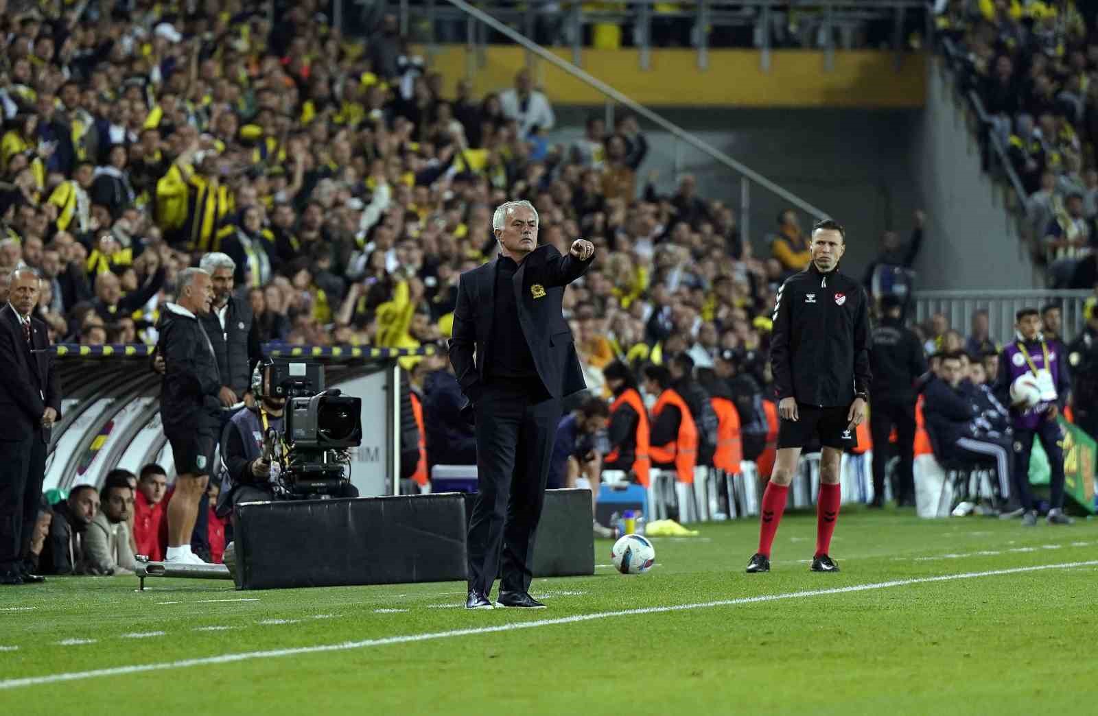 Trendyol Süper Lig: Fenerbahçe: 1 - Bodrum FK: 0 (İlk yarı)
