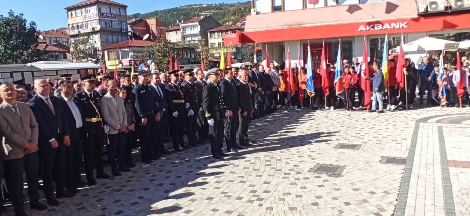 29 Ekim kutlamaları çelenk sunumu ile başladı
