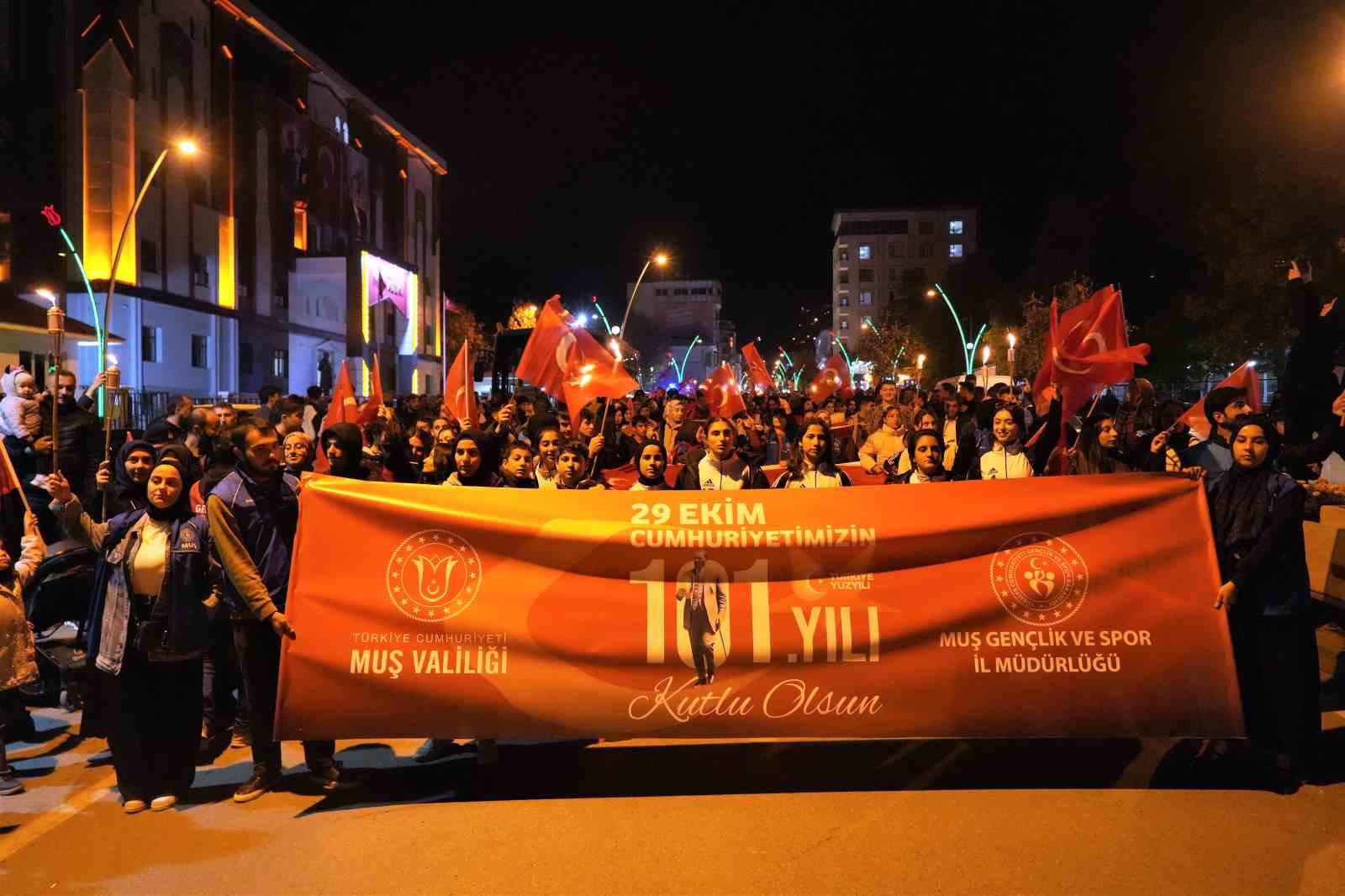 Muş’ta Cumhuriyet Bayramı  fener alayı  yürüyüşü ile kutlandı
