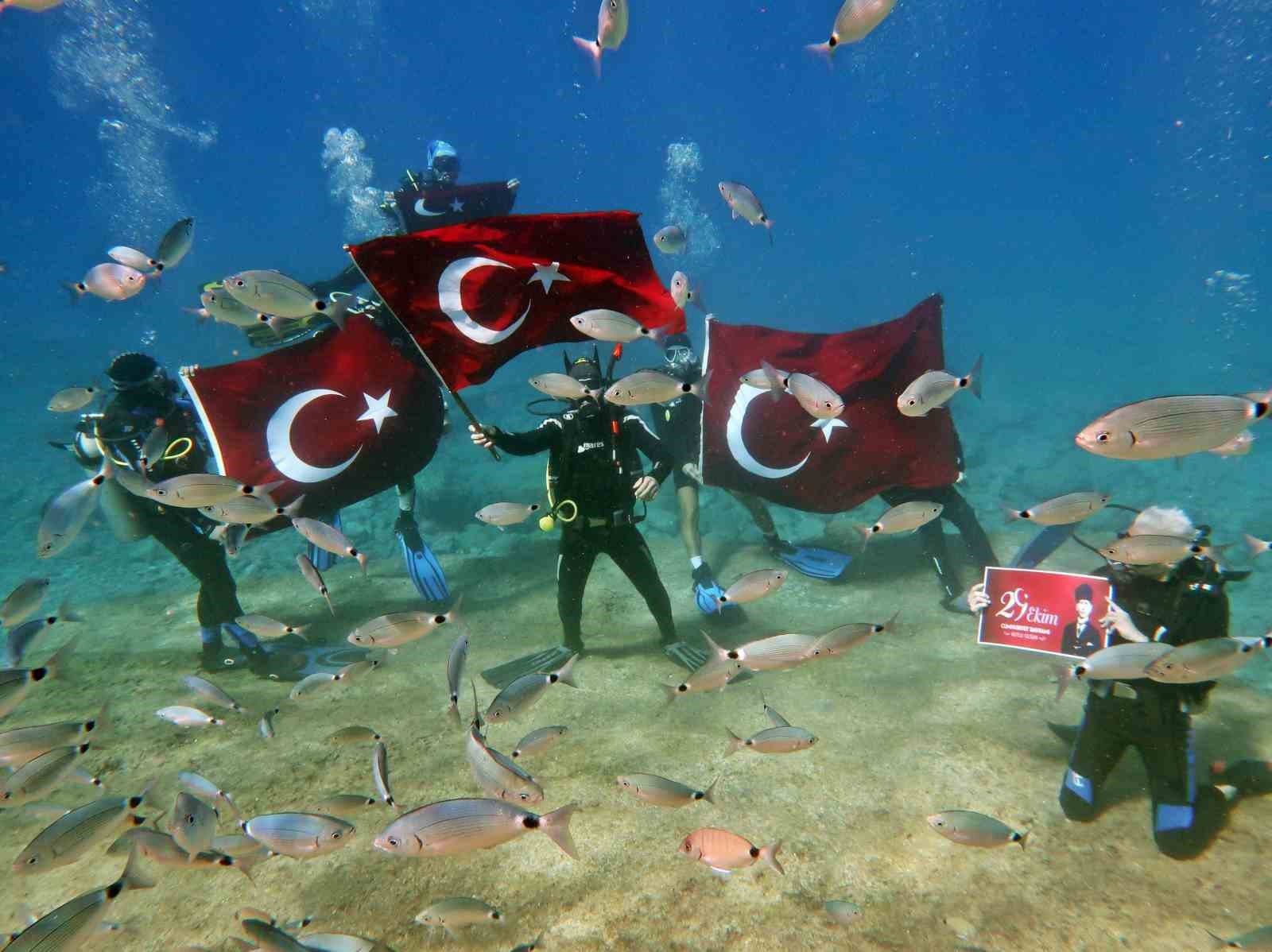 Fethiye’de Cumhuriyet Bayramı’nı deniz dibinde kutladılar
