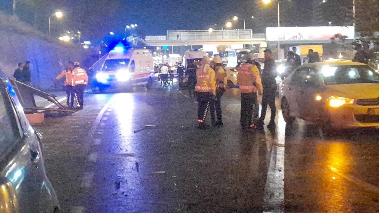 Maltepe’de otomobil önündeki araca çarpıp durağa daldı: 4 yaralı
