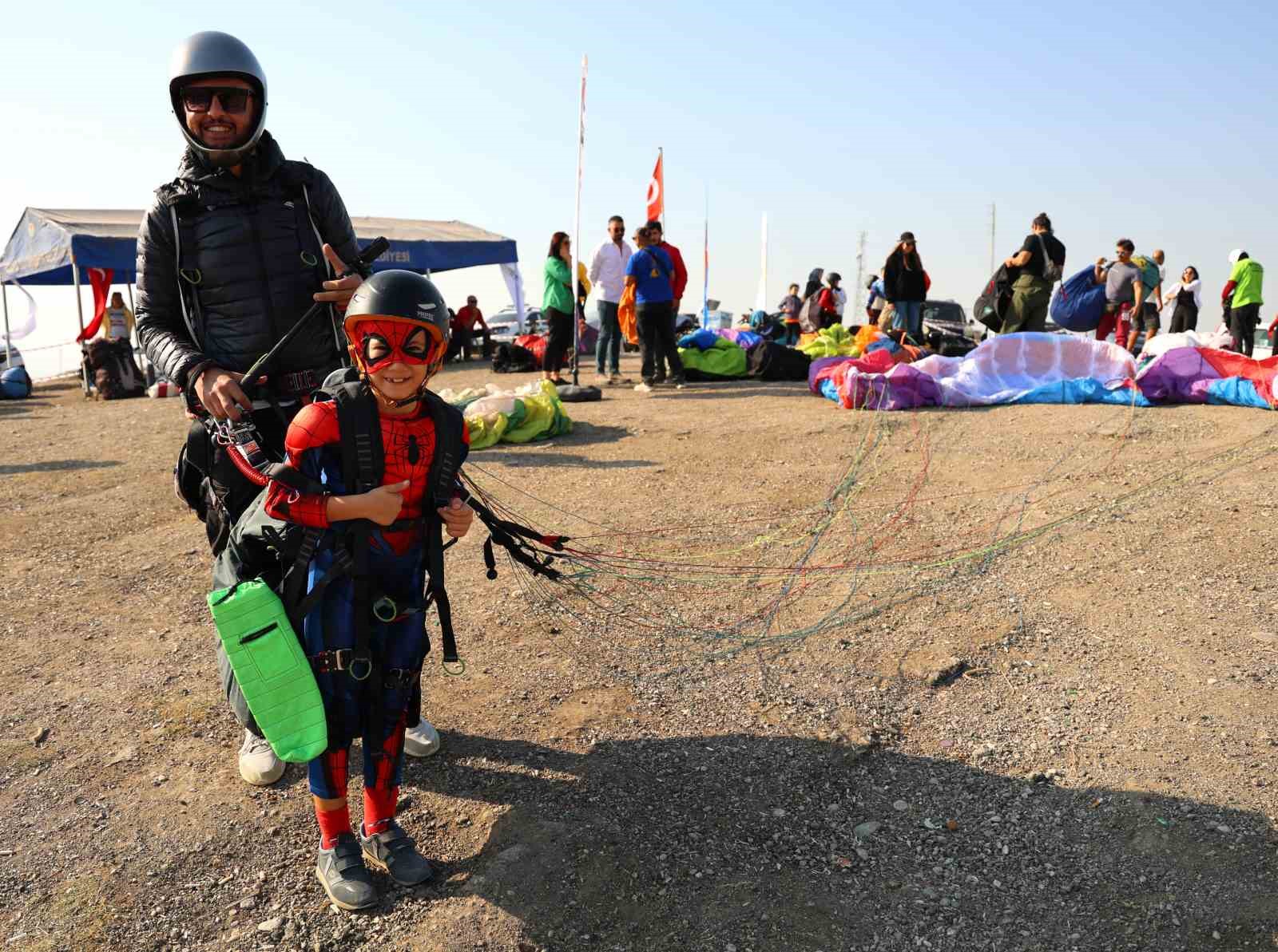 Adana’da 13. Kostümlü Yamaç Paraşütü başladı
