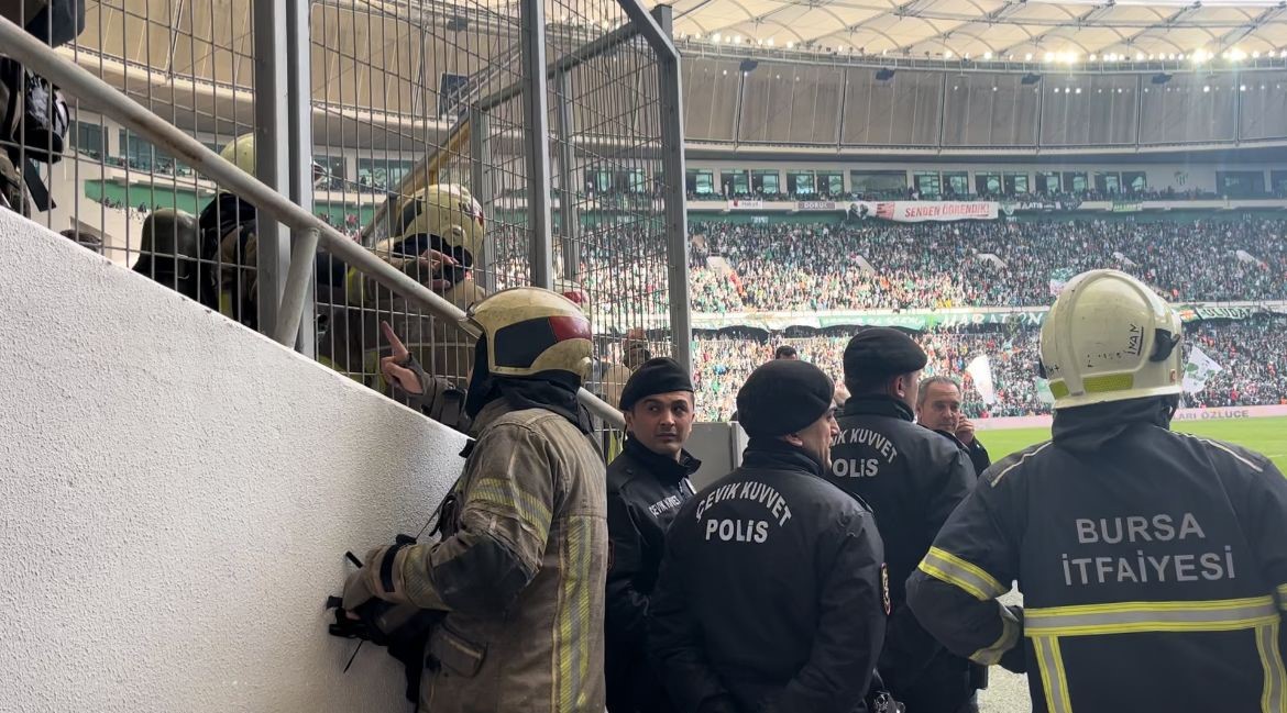 Yaklaşık 40 bin taraftarın izlediği Bursaspor maçında yangın paniği
