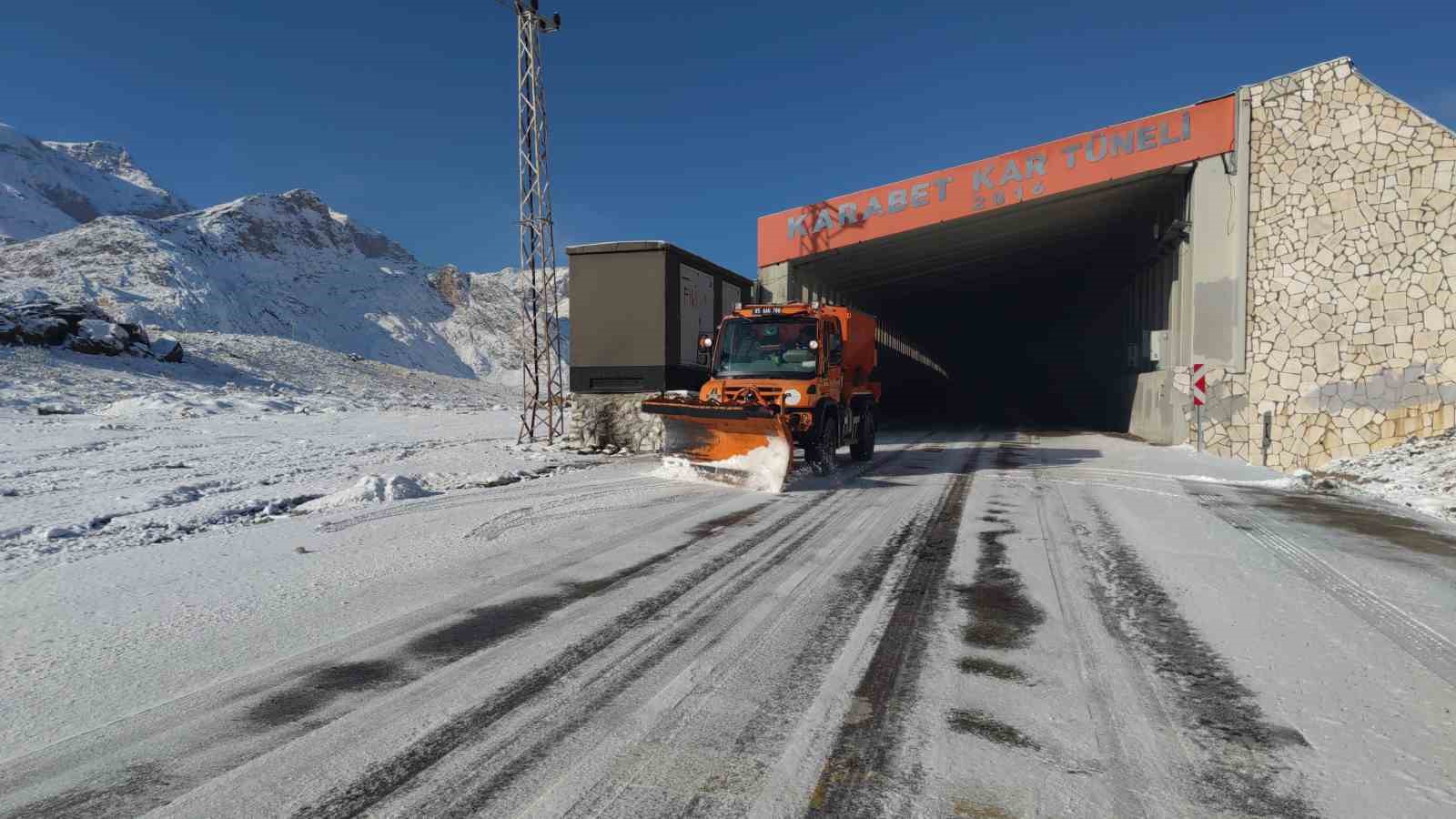 3 bin rakımlı Karabet Geçidi’nde kar mesai erken başladı
