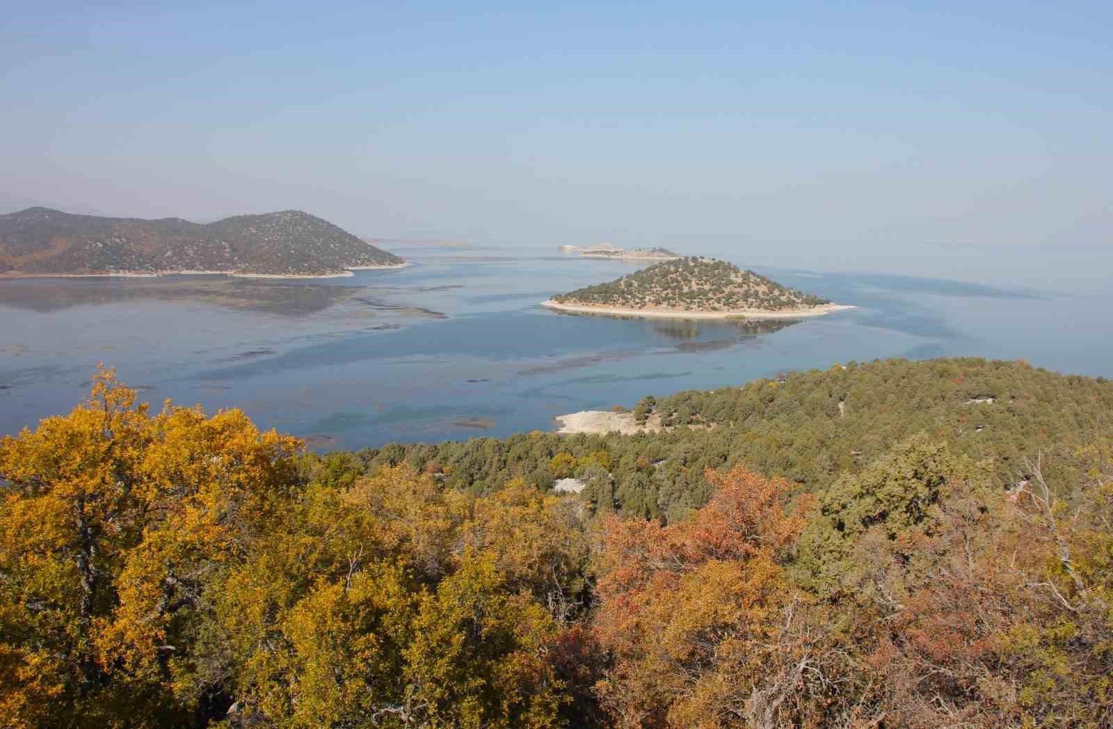 Beyşehir Gölündeki Hacıakif Adası doğa tutkunlarının ilgi odağı
