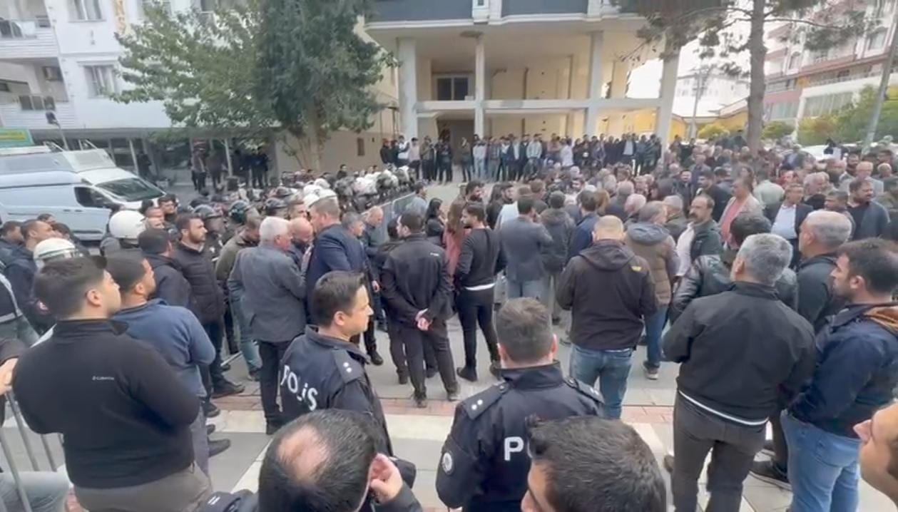 Halfeti’de polise taş atan 8 şüpheli yakalandı
