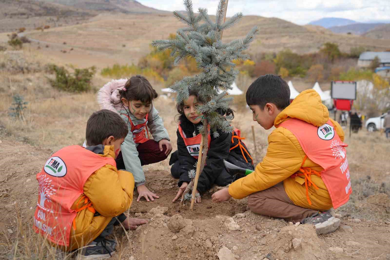  81 İlde 81 Orman  projesinde Erzincan’da 50 bin fidan toprakla buluştu
