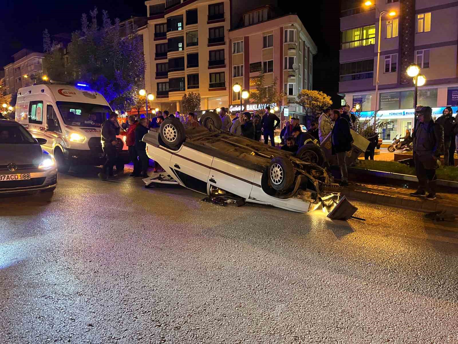 Elektrik direğine çarpan otomobil takla attı: 1 yaralı
