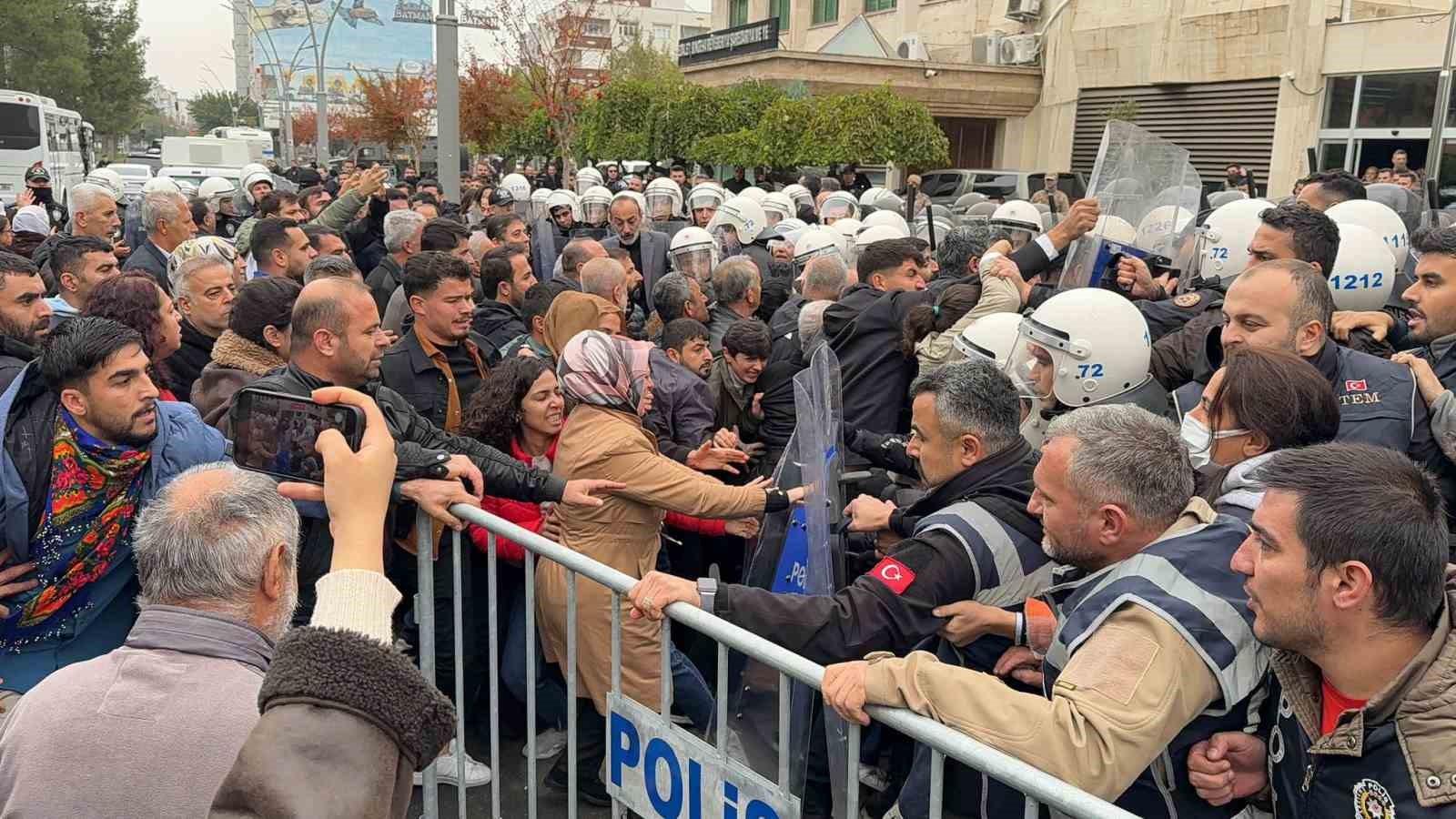  Vali çık lan buraya  diyen gösterici gözaltına alındı
