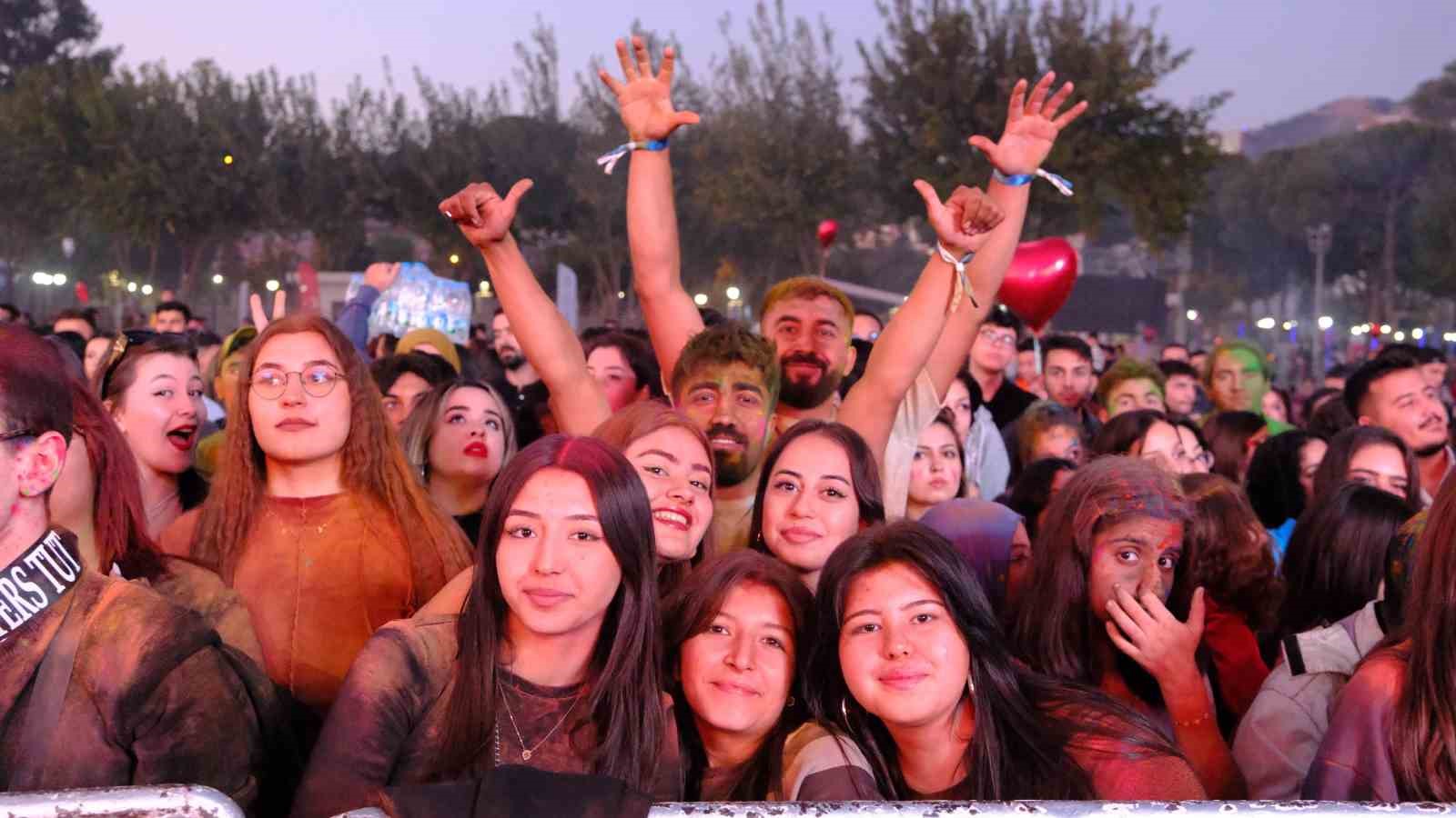 Aydınlı gençlerden Başkan Çerçioğlu’na Aydınfest teşekkürü
?v=1