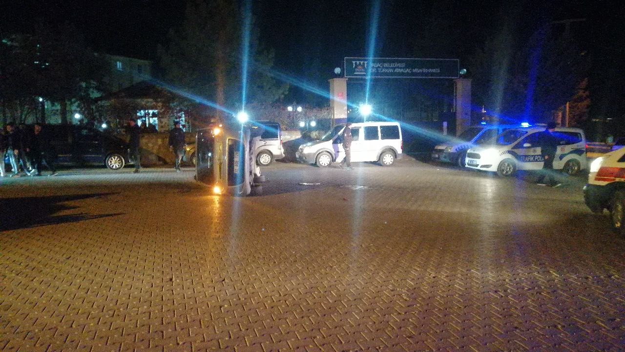 Isparta’da kontrolden çıkan otomobil yan yattı: 2 yaralı
