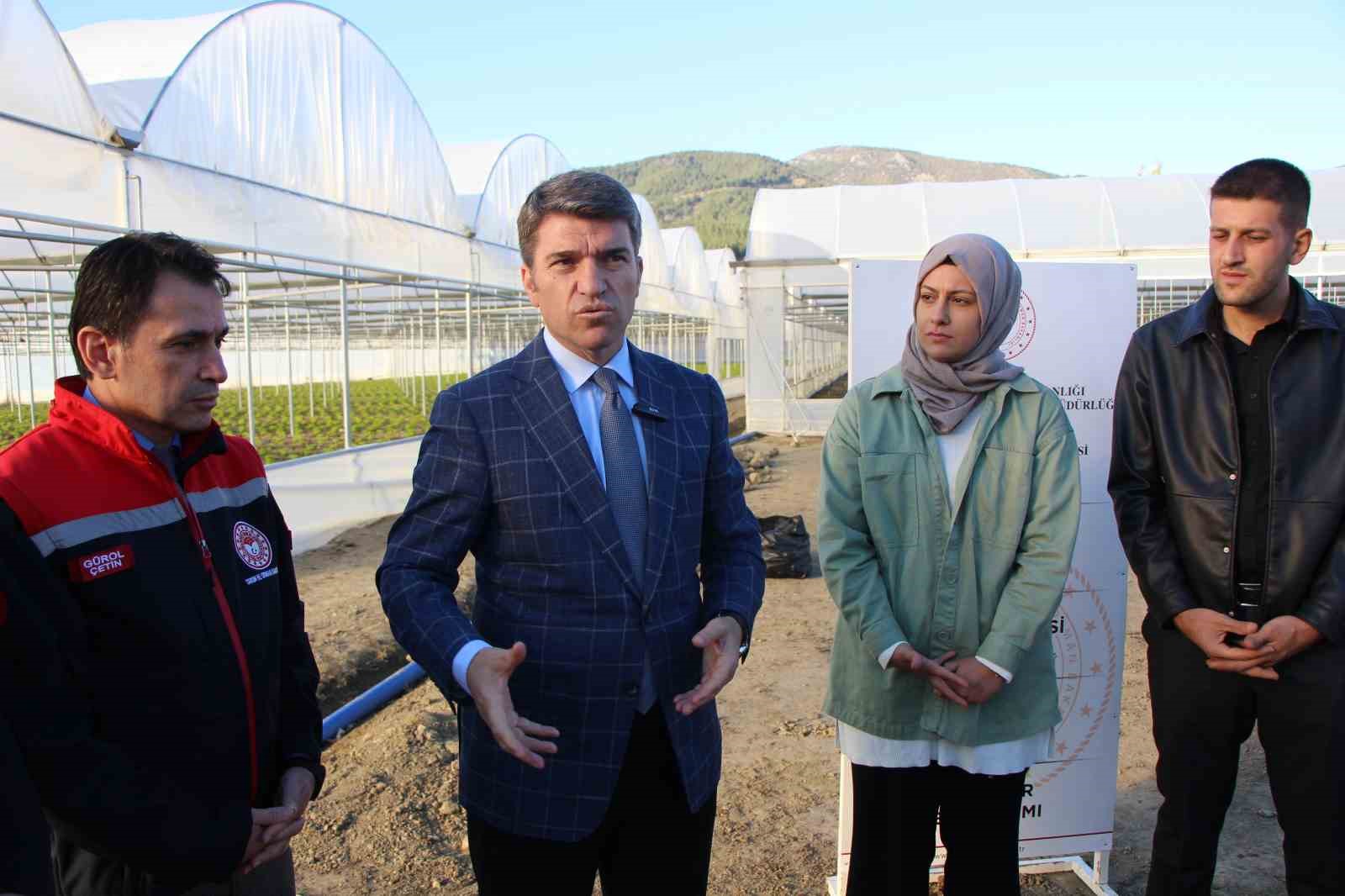 Amasya Valisi Bakan, Yeşilırmak kıyısına dökülen soğan ve patlıcanlarla ilgili konuştu:  Yazık günah, bu milli servet 
?v=1