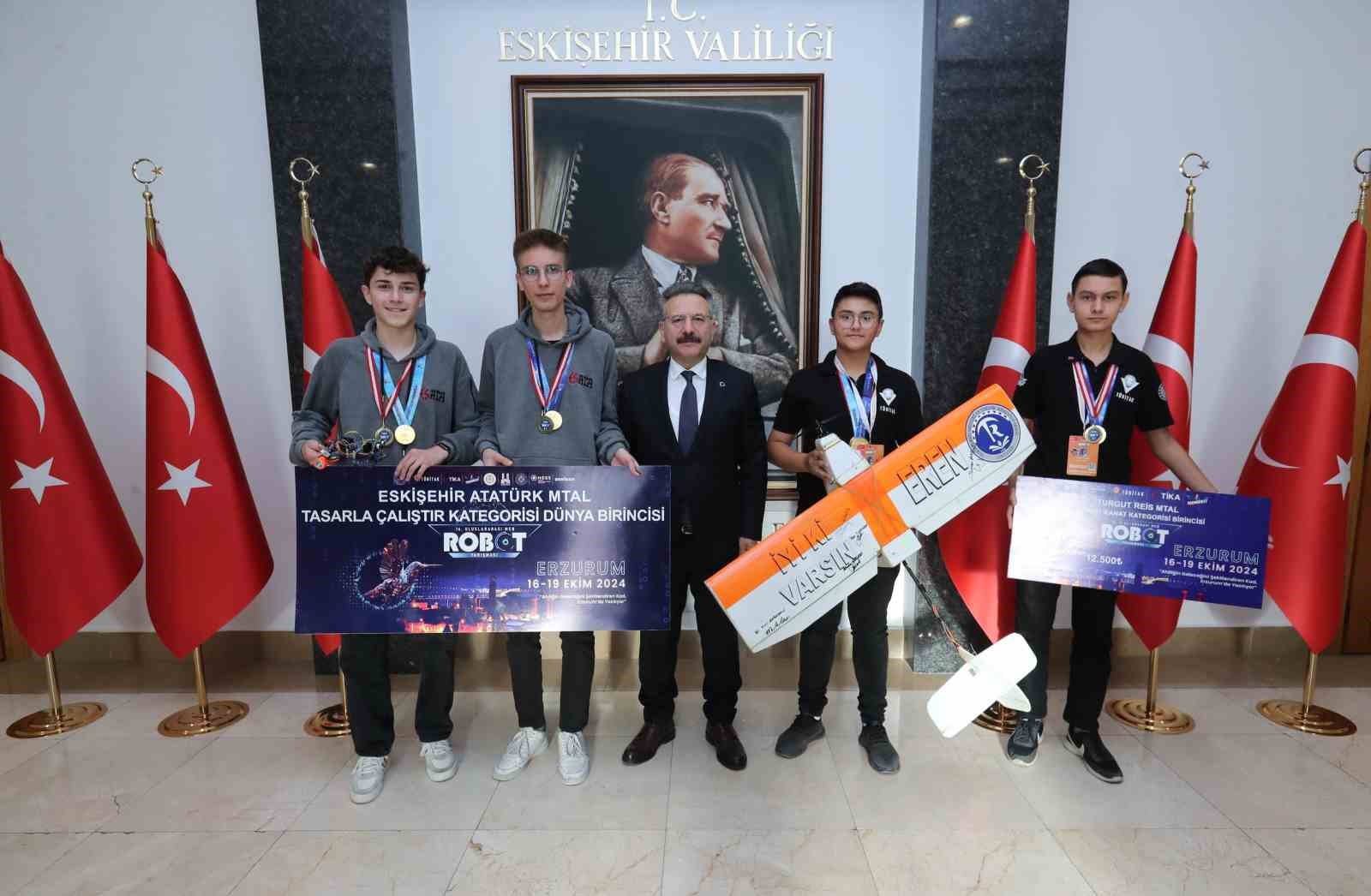 Vali Aksoy,  Uluslararası MEB Robot Yarışması  dünya birincilerini makamında misafir etti
