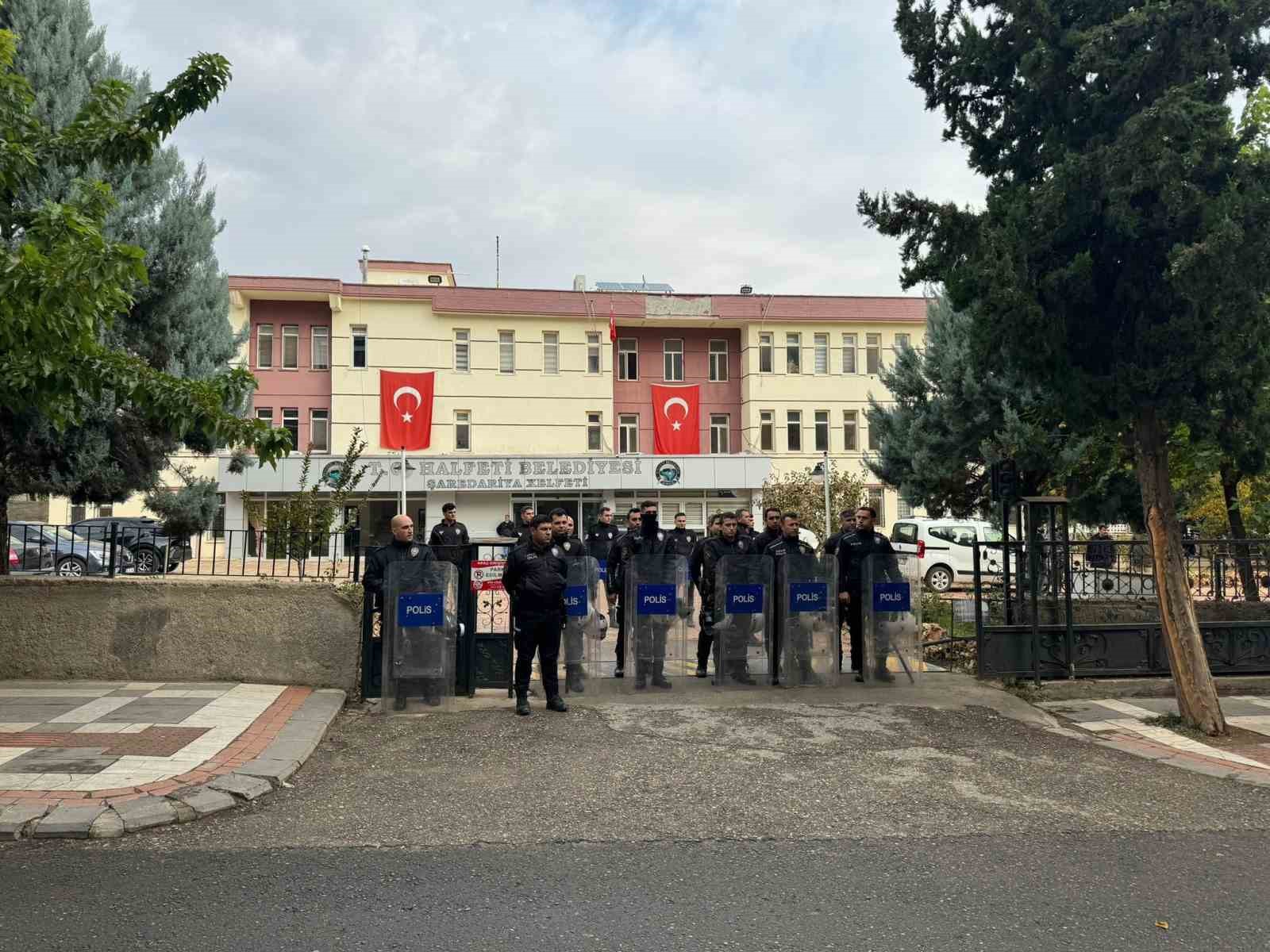 Halfeti Belediyesi önünde polislere taşlı saldırıda 10 tutuklama
