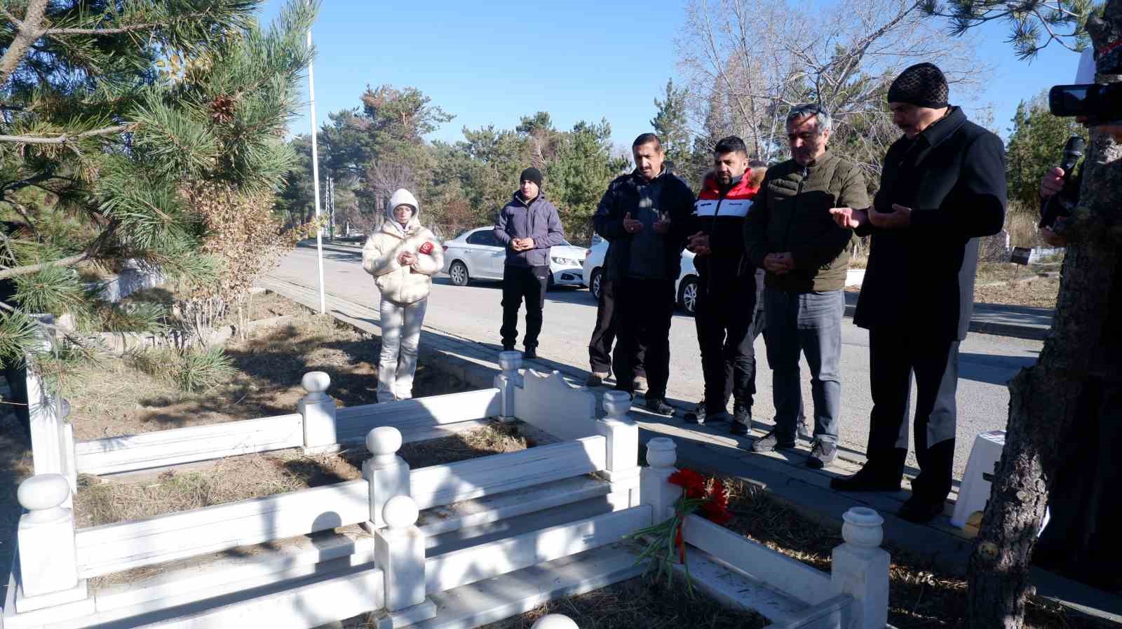 Gazeteci Sebahattin Yılmaz kabri başında anıldı
?v=1