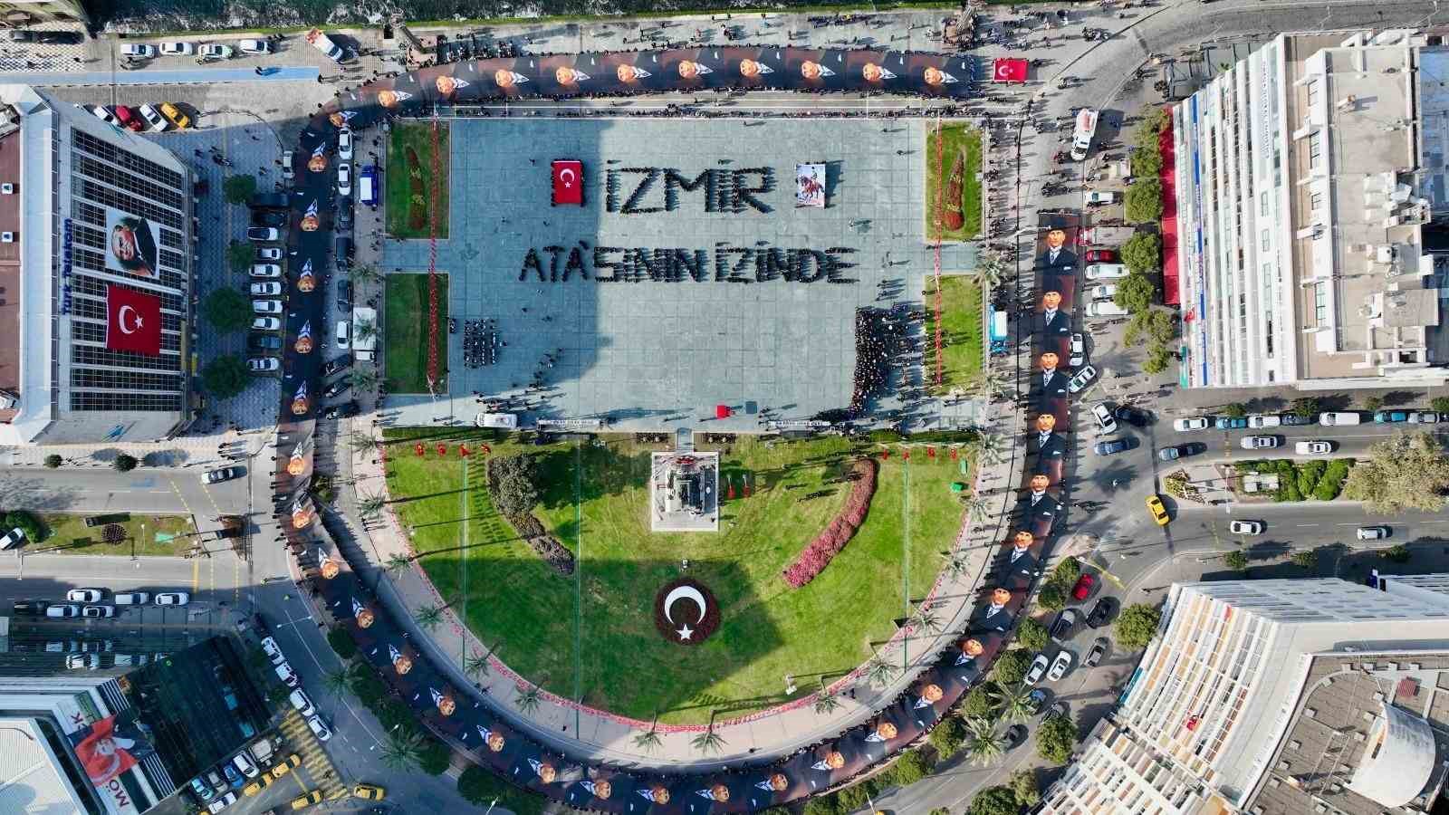 İzmir’de 350 metrelik posterle “Ata’ya Saygı Yürüyüşü” düzenledi
?v=1