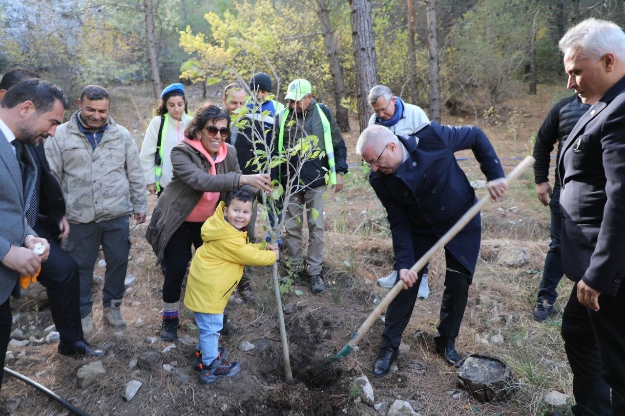 Kazdağları’nda Atatürk’ün anısına fidanlar toprakla buluştu
?v=1